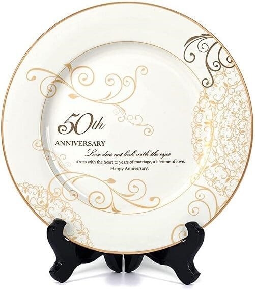 The plate commemorates the 50th wedding anniversary of Ur